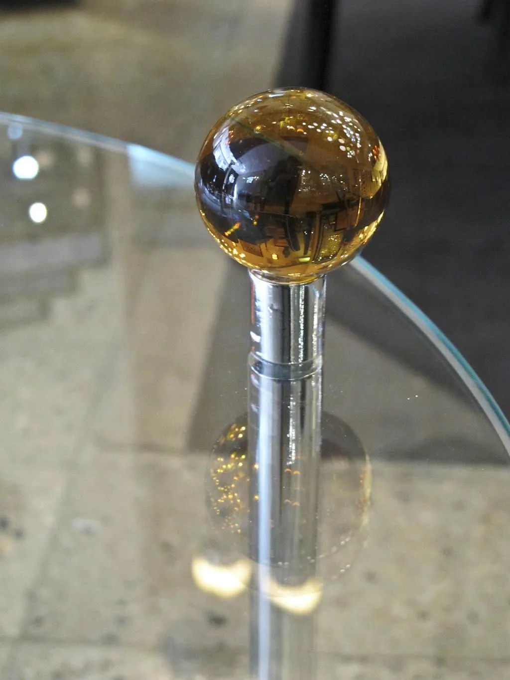 Kleiner antiker Tisch mit Glaskugel an der Basis, gemütliche Atmosphäre