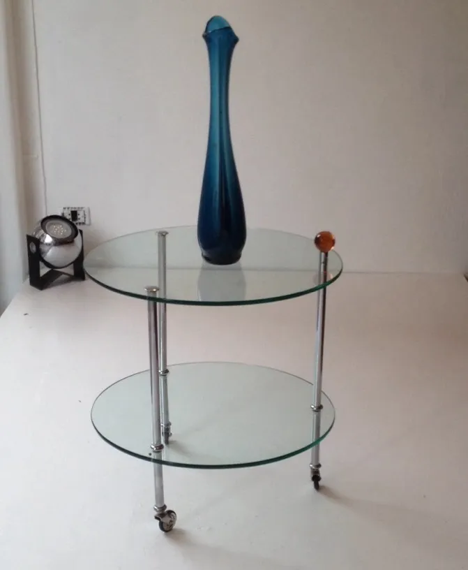 Tavolino antico con due ripiani e vaso blu