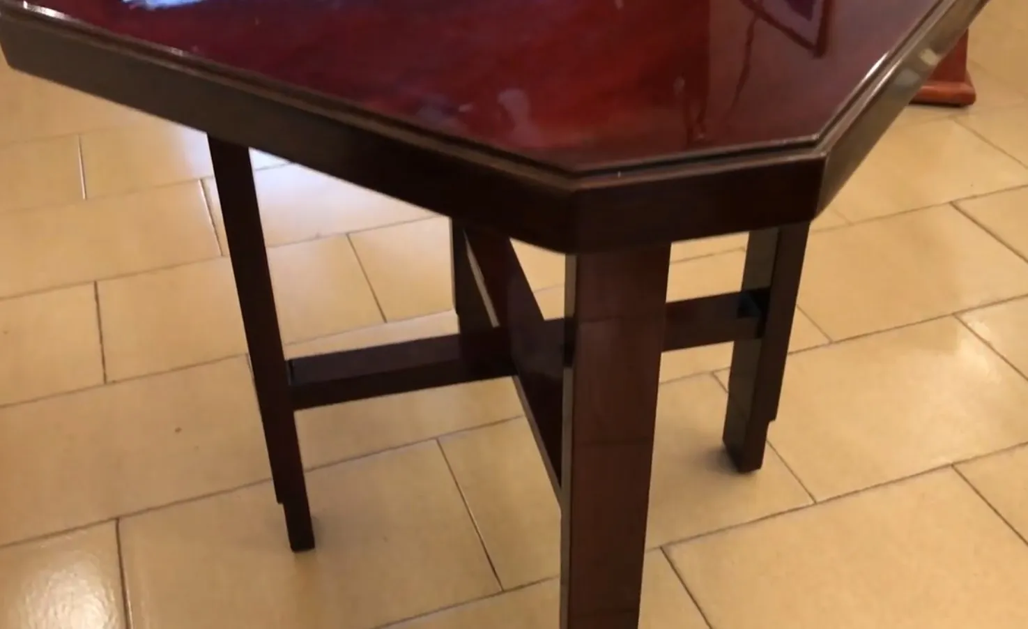 광택 있는 표면이 있는 오래된 작은 팔각형 테이블