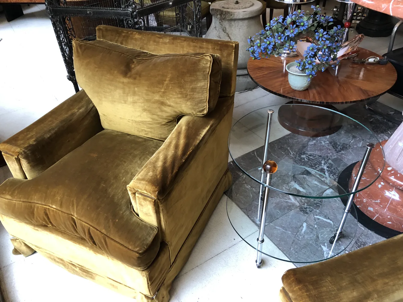 antiker kleiner Tisch mit Glasbasis und floralen Details