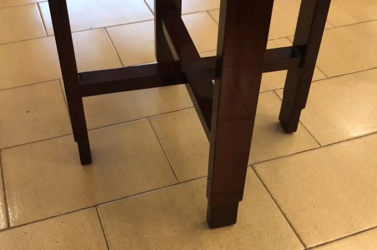 Tavolino antico con gambe eleganti in un ambiente accogliente