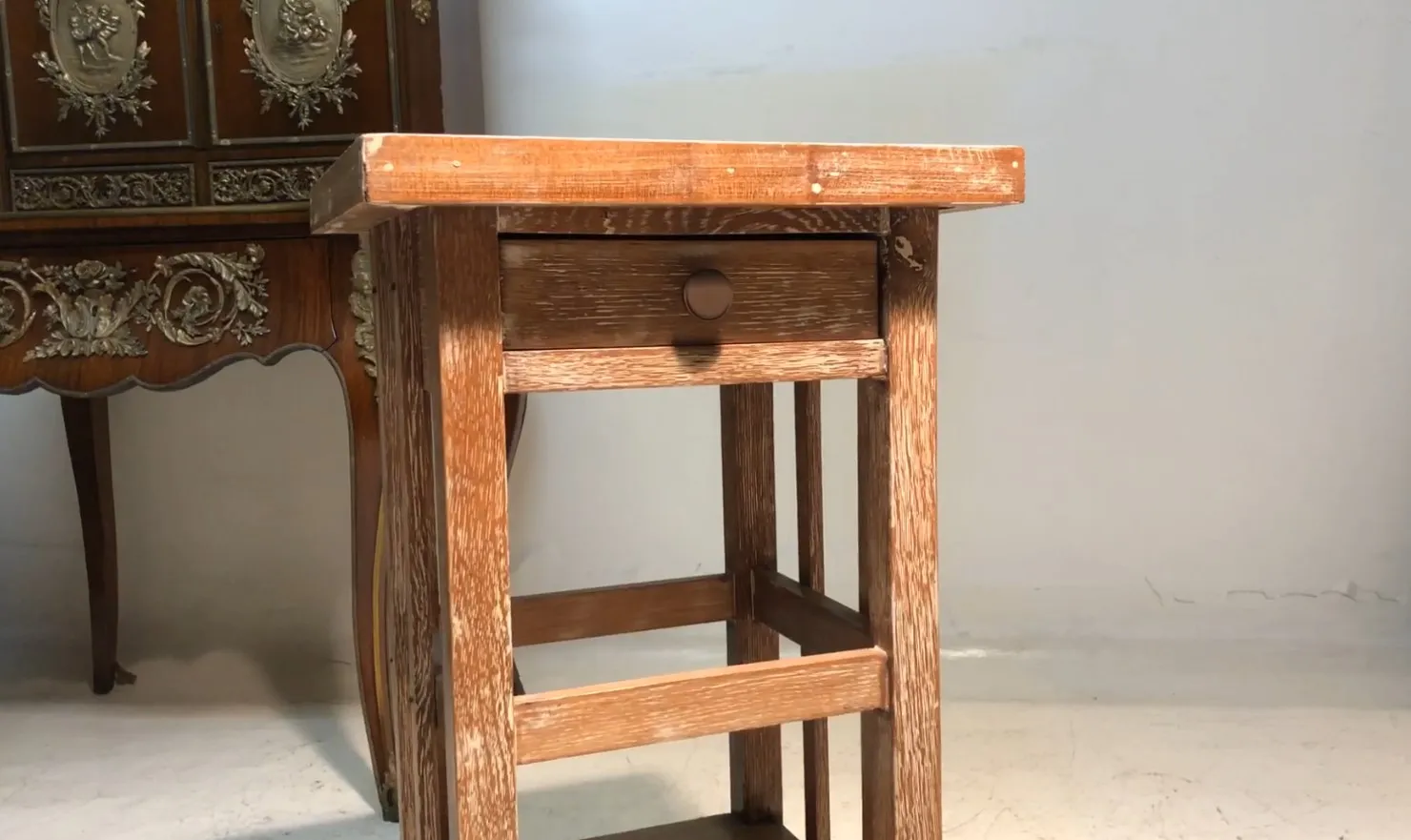 mesa antigua con un cajón y patas de soporte