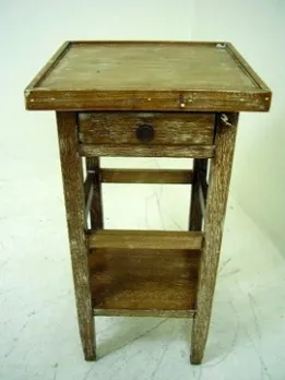 старый маленький столик коричневого цвета с ящиком