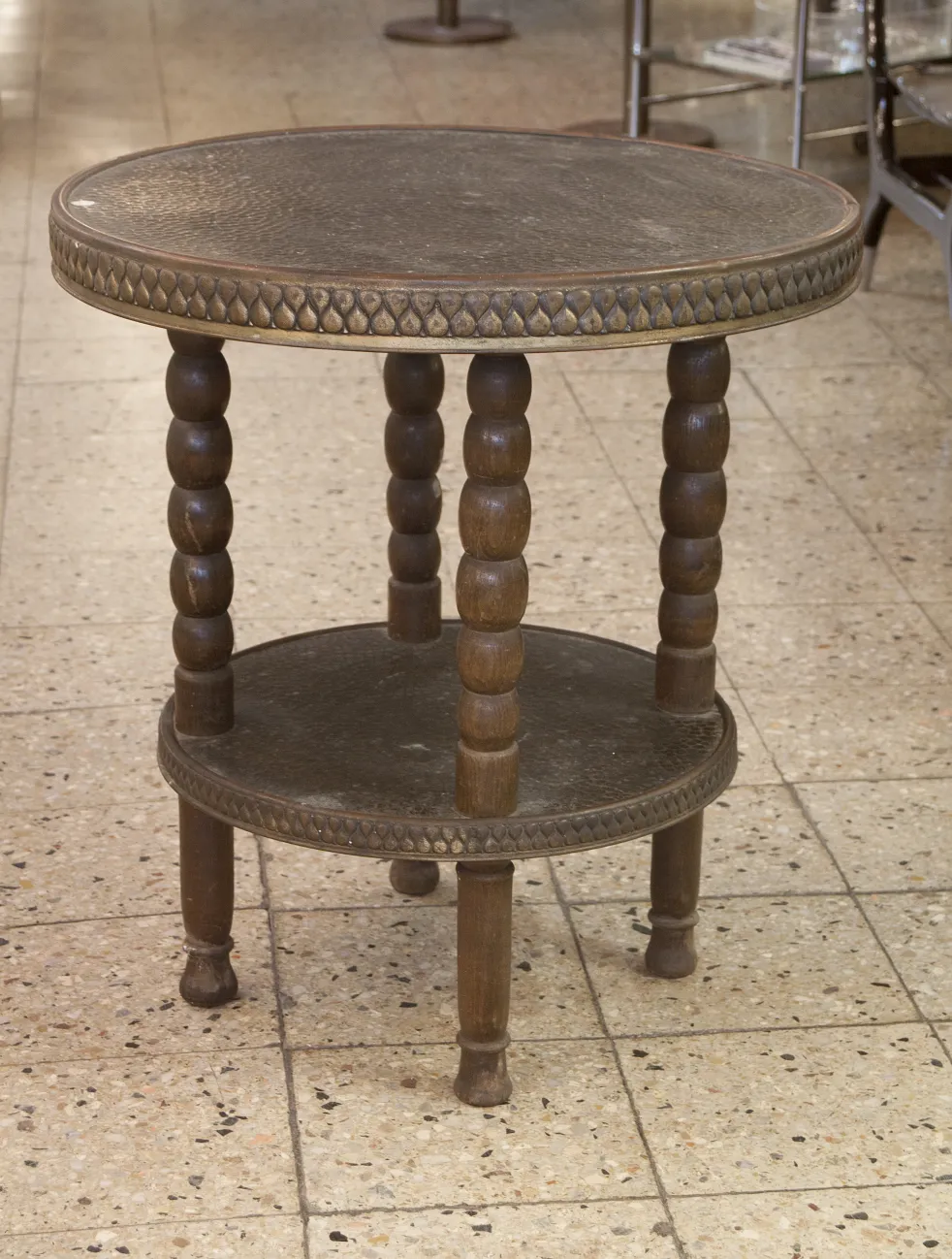 petite table ancienne avec deux niveaux et pieds tournés
