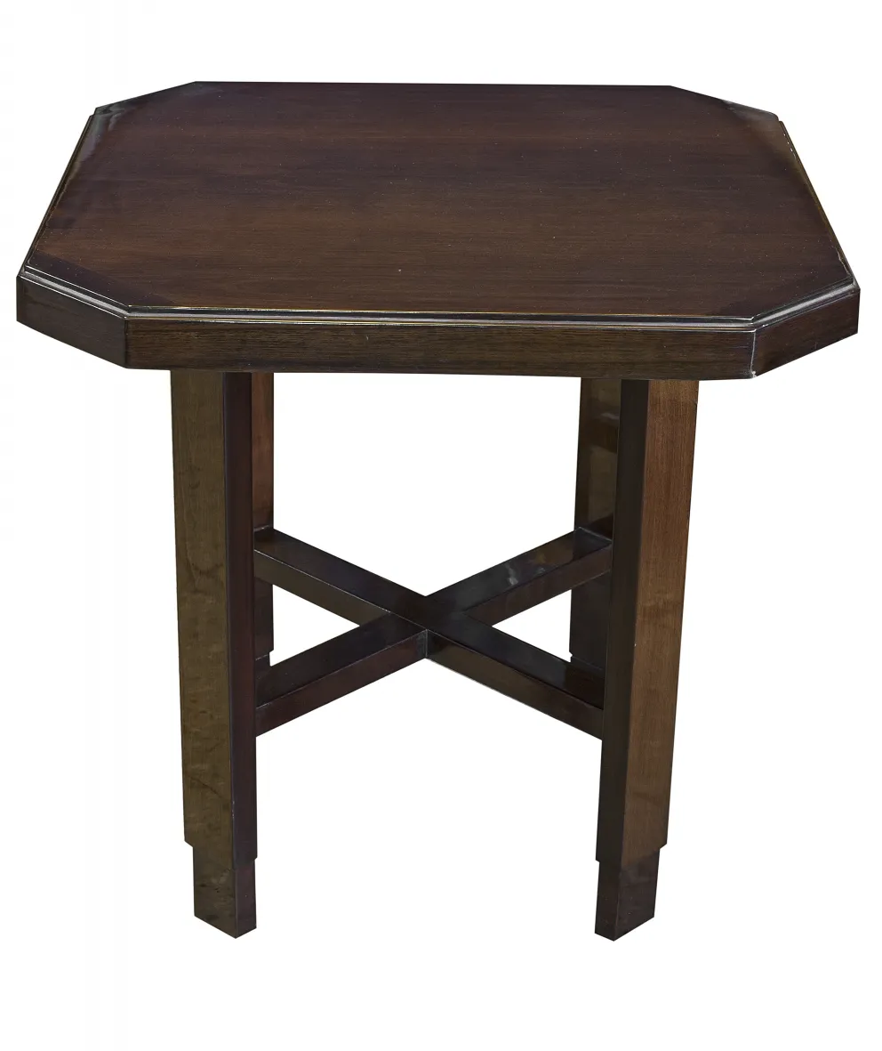 petite table antique de formes octogonales dans un cadre classique