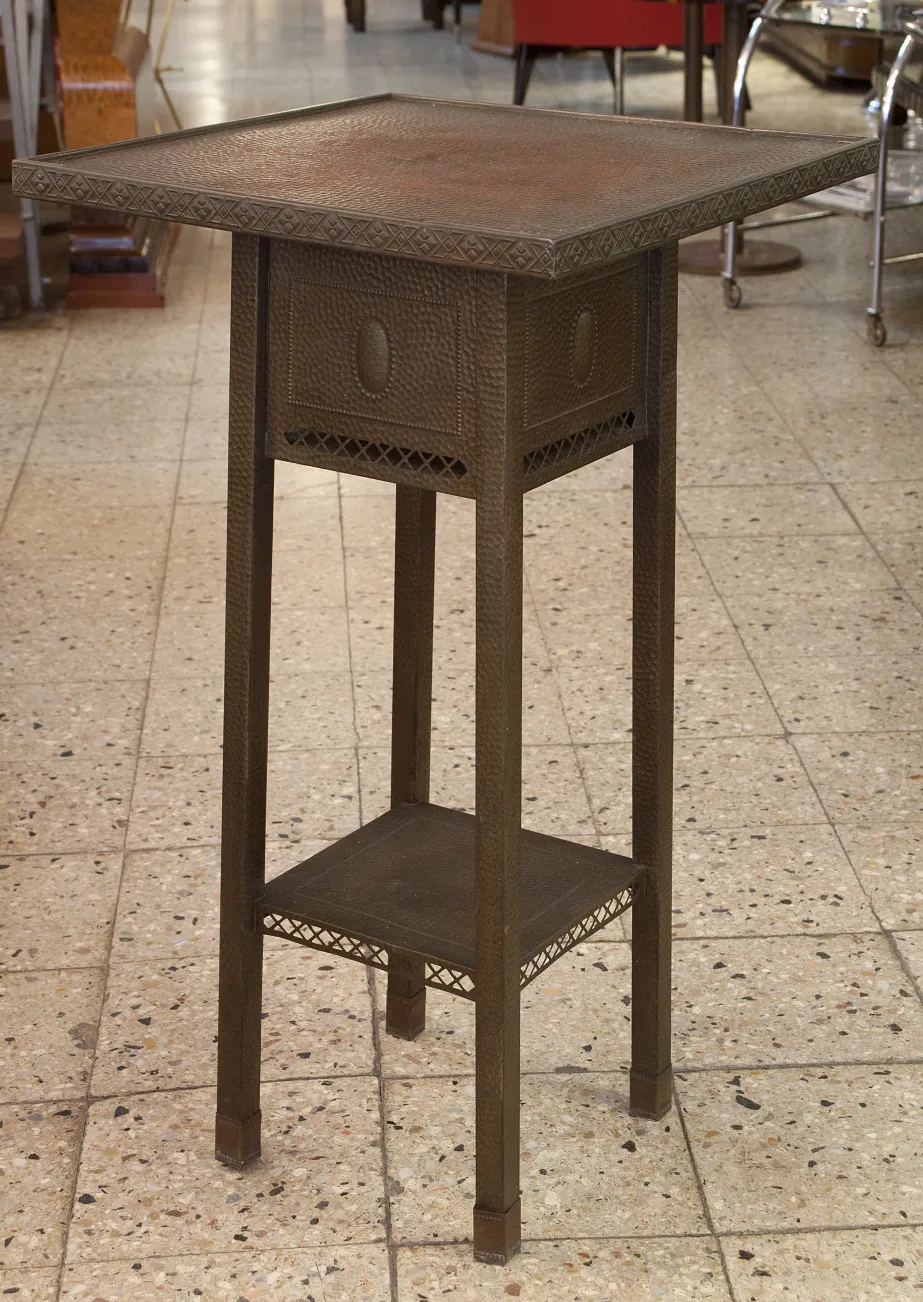 petite table ancienne avec motif décoratif et étagère inférieure