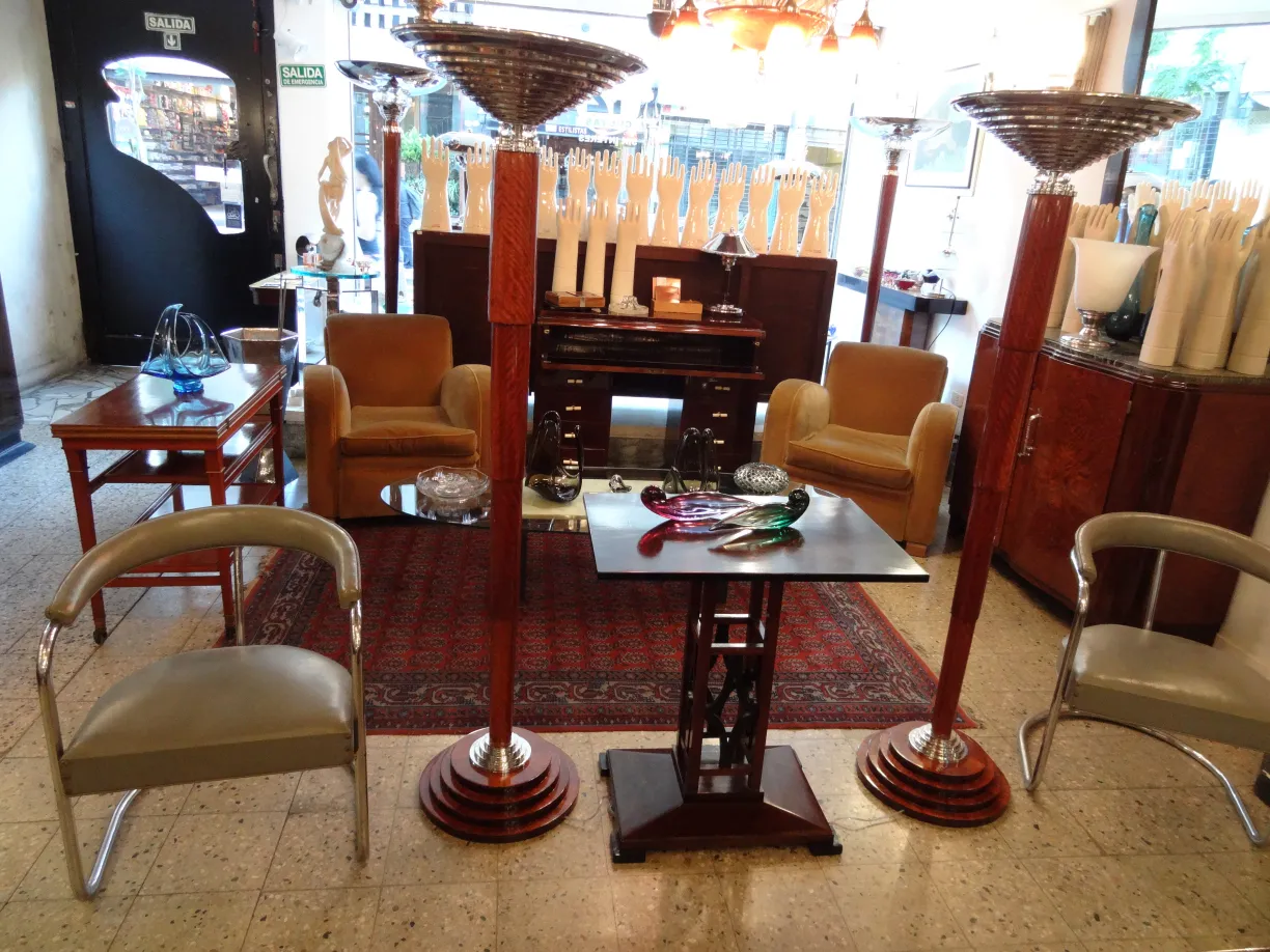 Small antique table, ideal in a cozy setting.