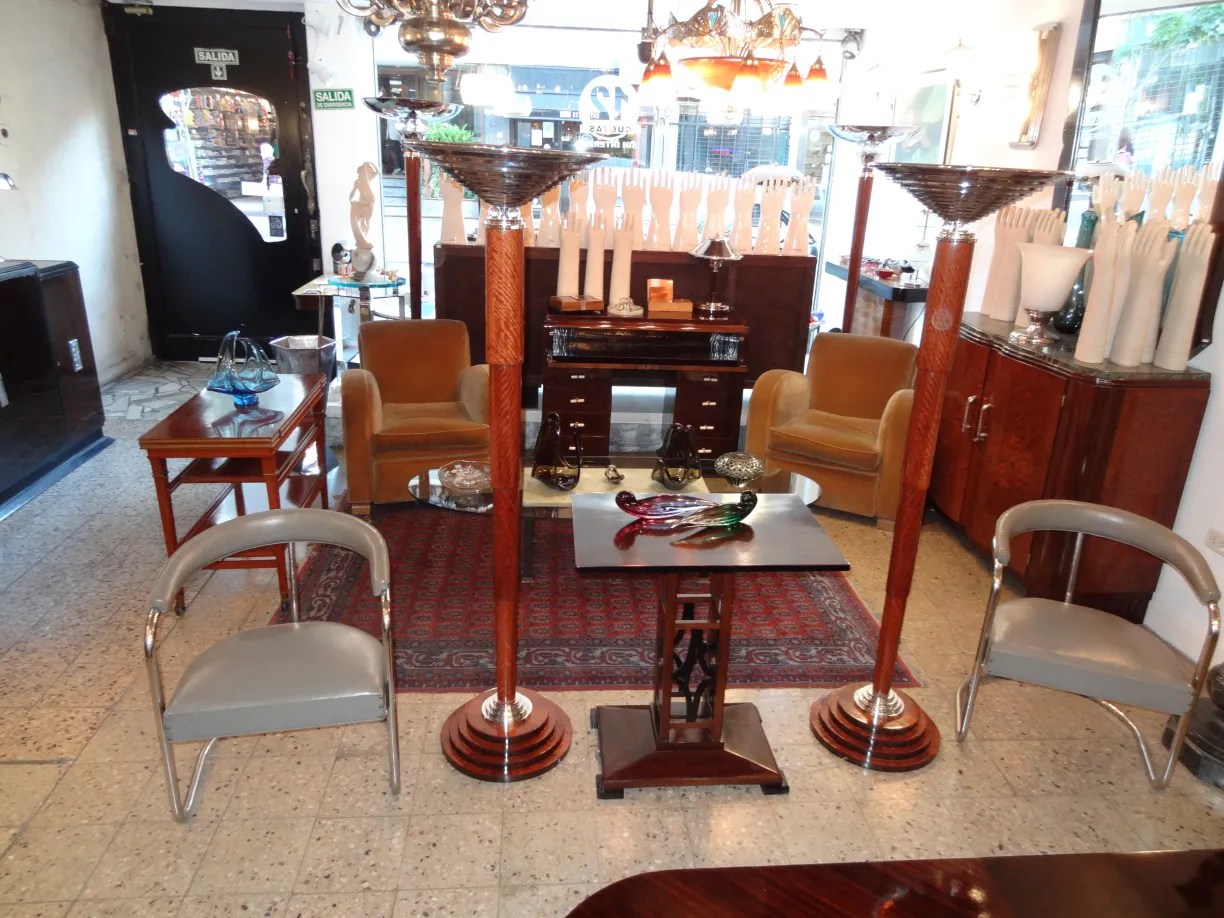 mesinha antiga com design elegante em sala decorativa