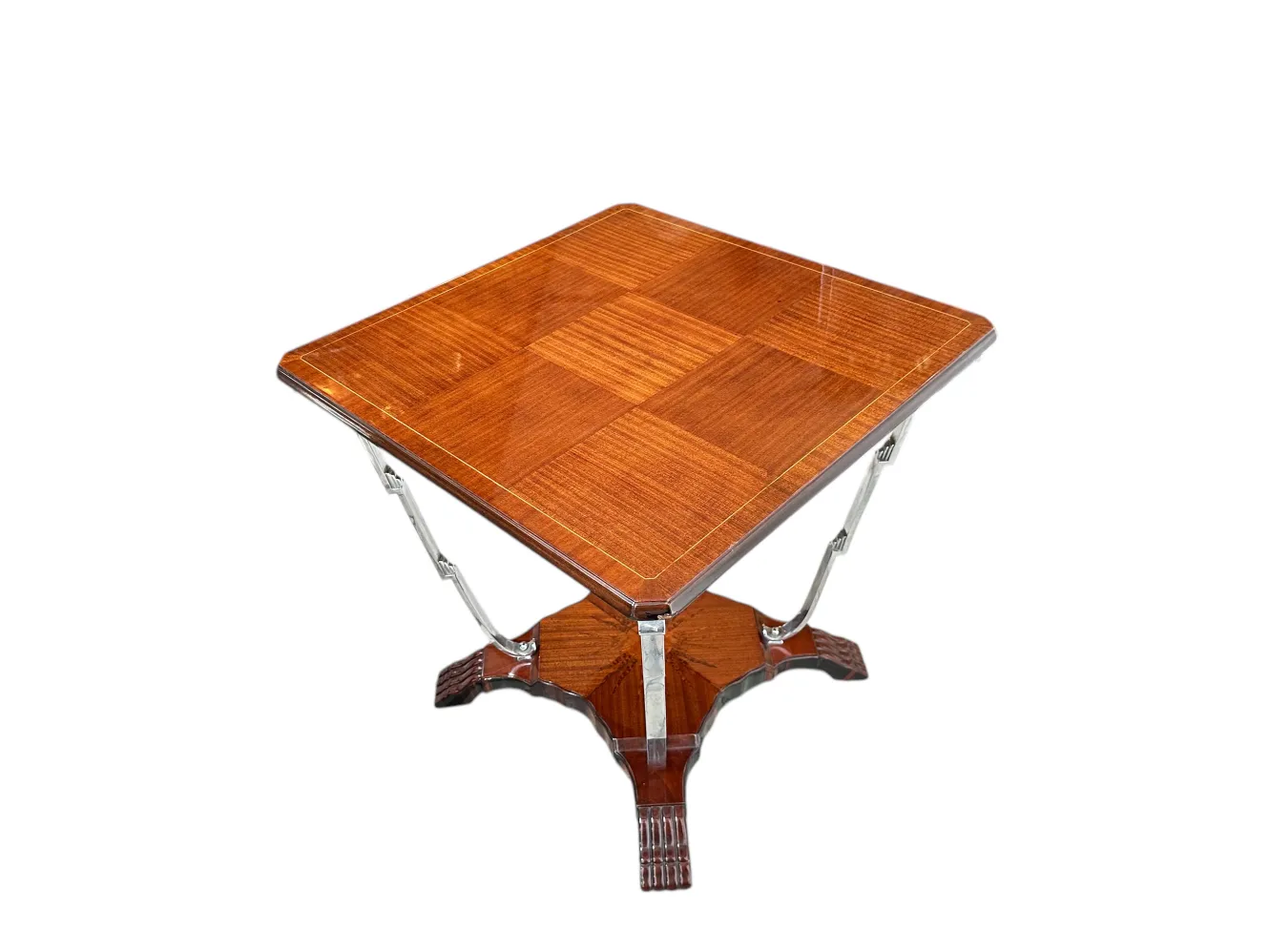 Ein antiker kleiner Tisch in quadratischer Form mit dekorativen Oberflächen.