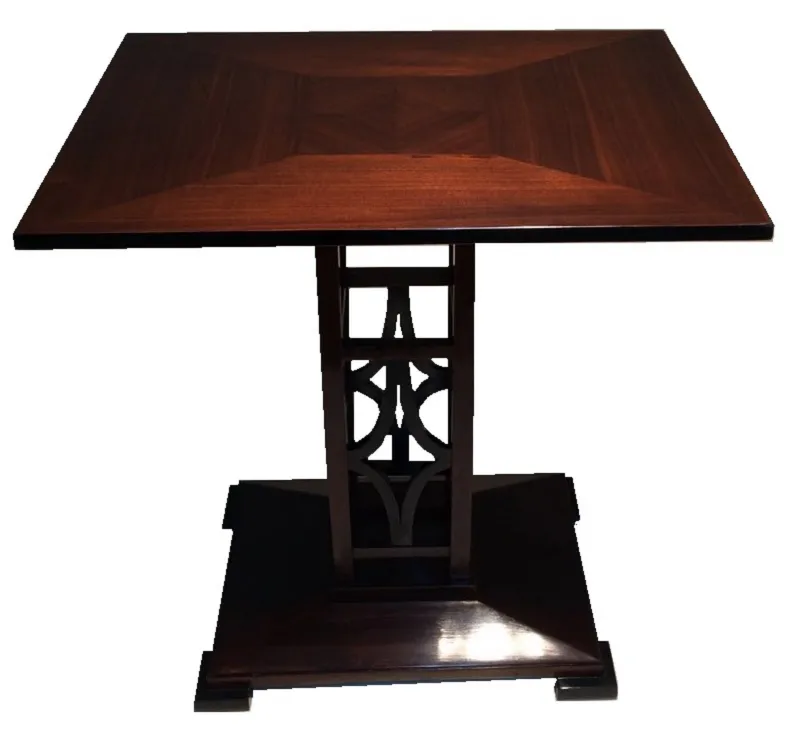 mesinha antiga com design elegante e base decorativa