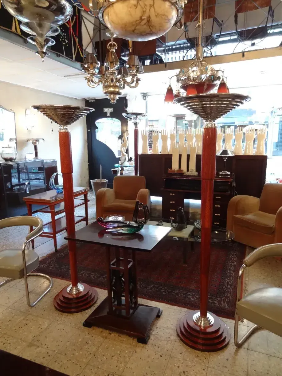 Mesinha antiga em um ambiente clássico, cercada por cadeiras e itens decorativos