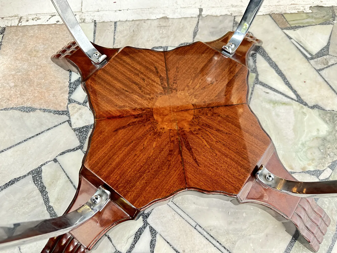 mesita antigua con un diseño distintivo y elegante, perfecta para espacios clásicos