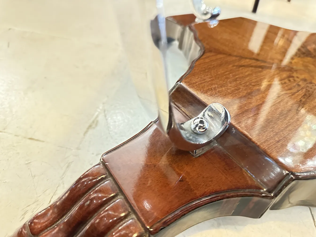 Tavolino antico con design elegante e dettagli visibili