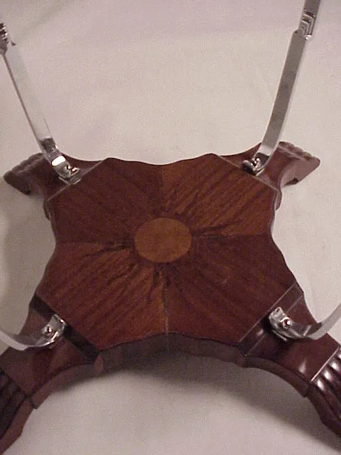 Antiker kleiner Tisch mit schönem Blumendesign oben, Teil einer eleganten Umgebung