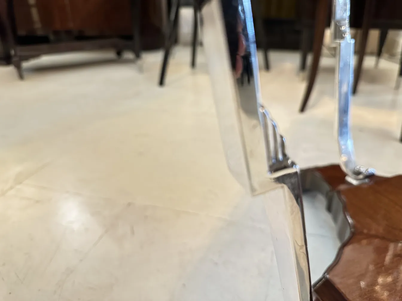 vue latérale d'une petite table ancienne avec des bords élégants dans un cadre accueillant