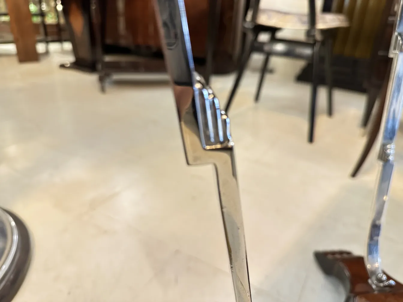 Antiker kleiner Tisch mit dekorativen Details in einem Vintage-Umfeld.