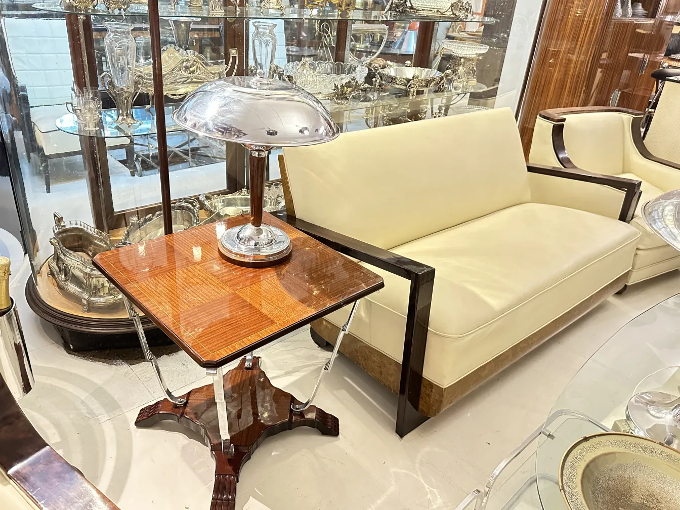 antiker kleiner Tisch mit Lampe in eleganter Umgebung