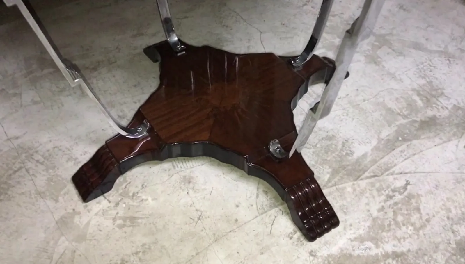 ancienne petite table avec design unique dans un cadre classique