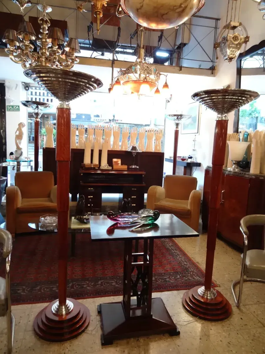 Petite table ancienne avec un design élégant dans un cadre chic.