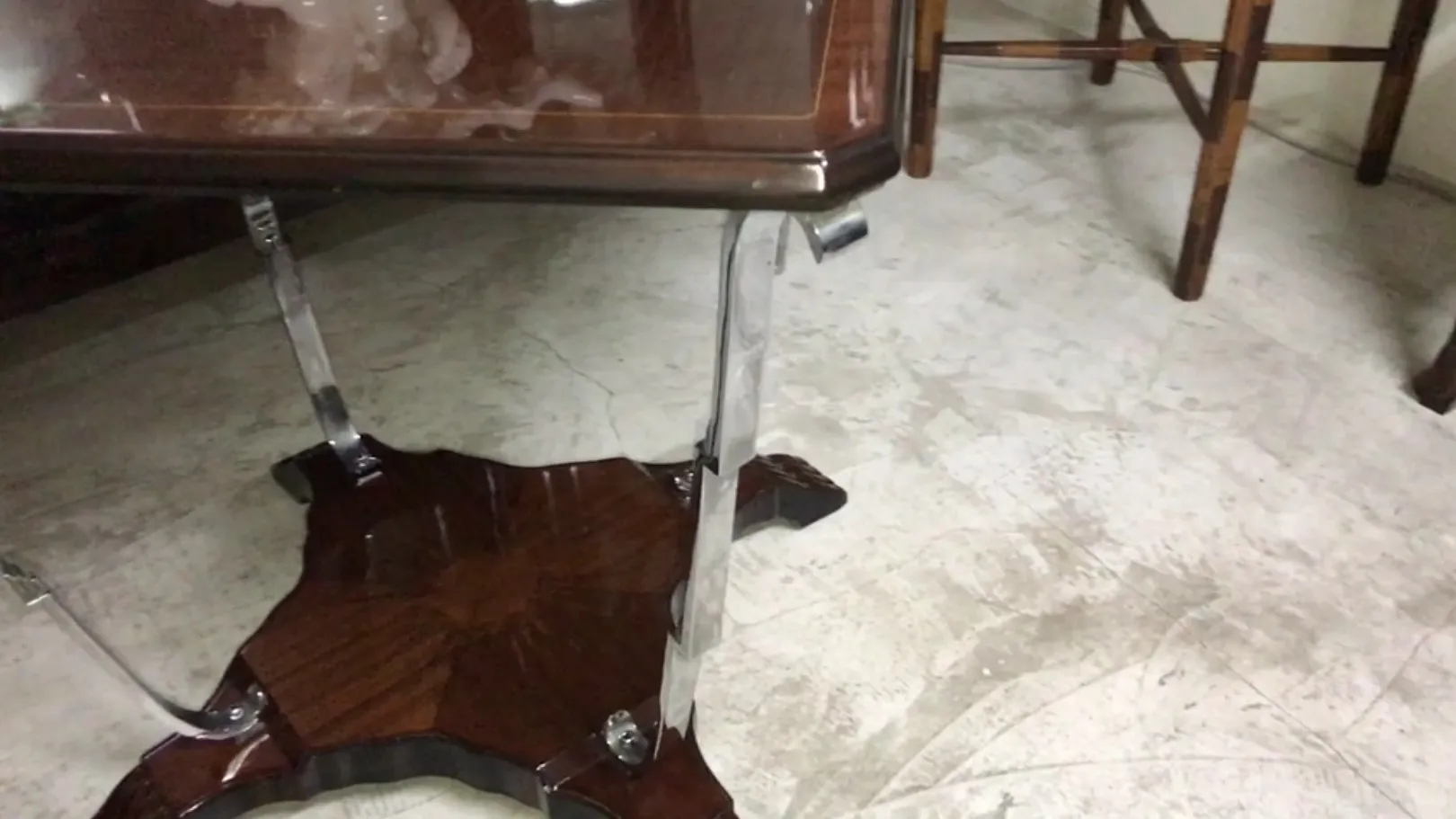 mesita antigua con detalles decorativos, entorno minimalista