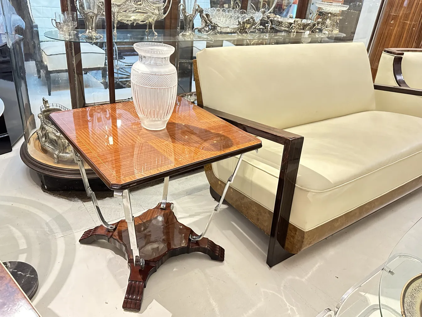 Tavolino antico con un vaso in una stanza luminosa.