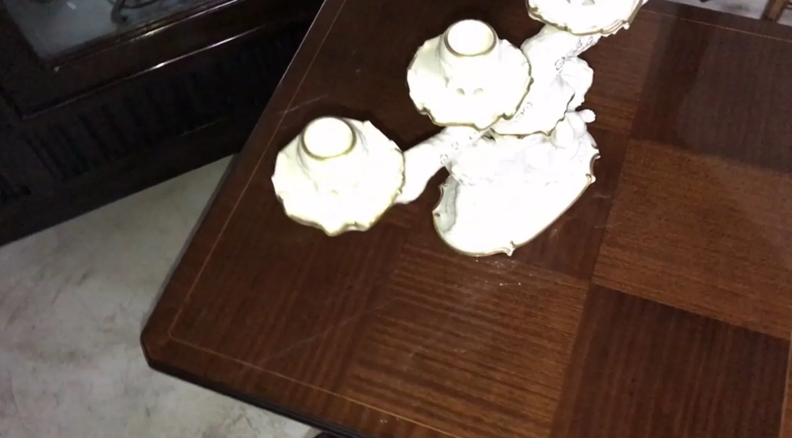 小さな古いテーブルにキャンドルホルダー