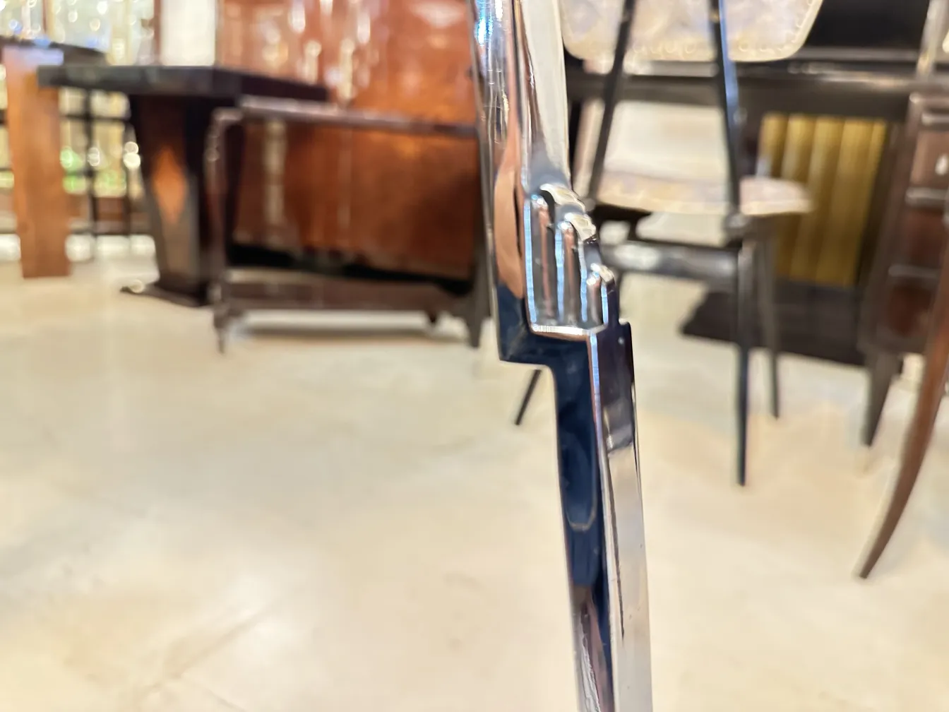 mesita antigua con diseño elegante en un ambiente clásico