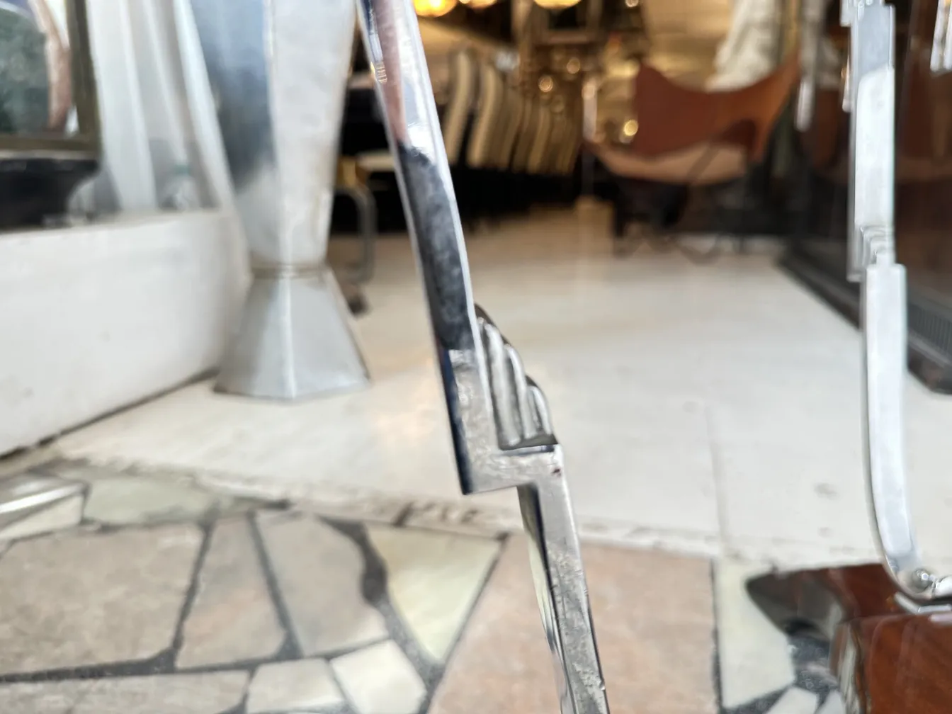 Mesinha antiga com design elegante e detalhes originais em um ambiente aconchegante.