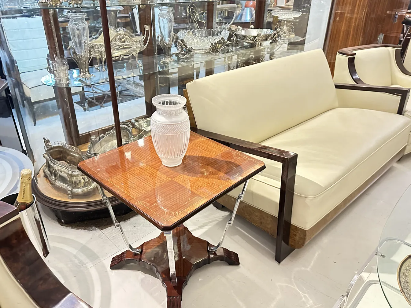 tavolino antico in ambiente elegante con vaso decorativo