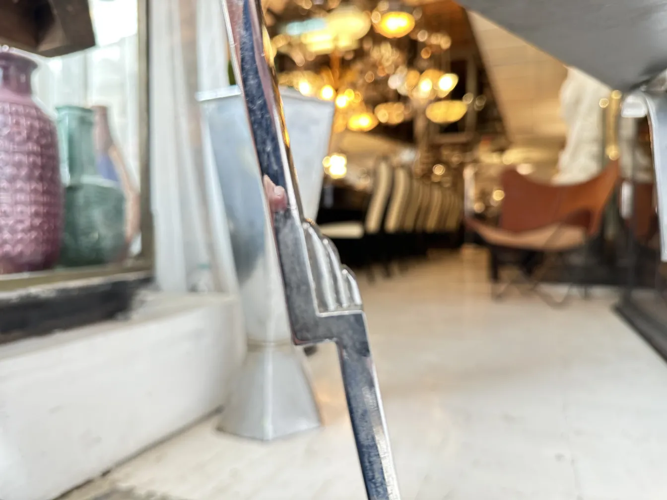 Antico tavolino in una stanza decorativa con vasi