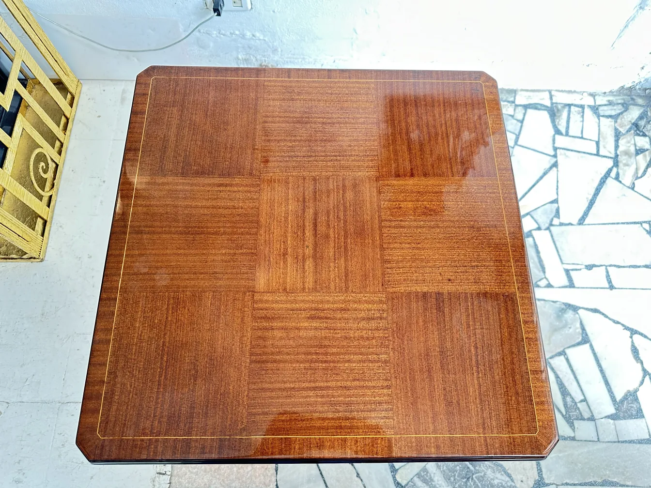 petite table ancienne au design élégant, fond clair