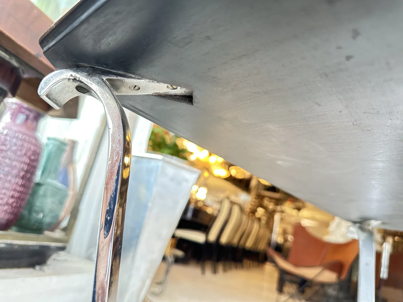 mesinha antiga com suporte curvado em um ambiente aconchegante