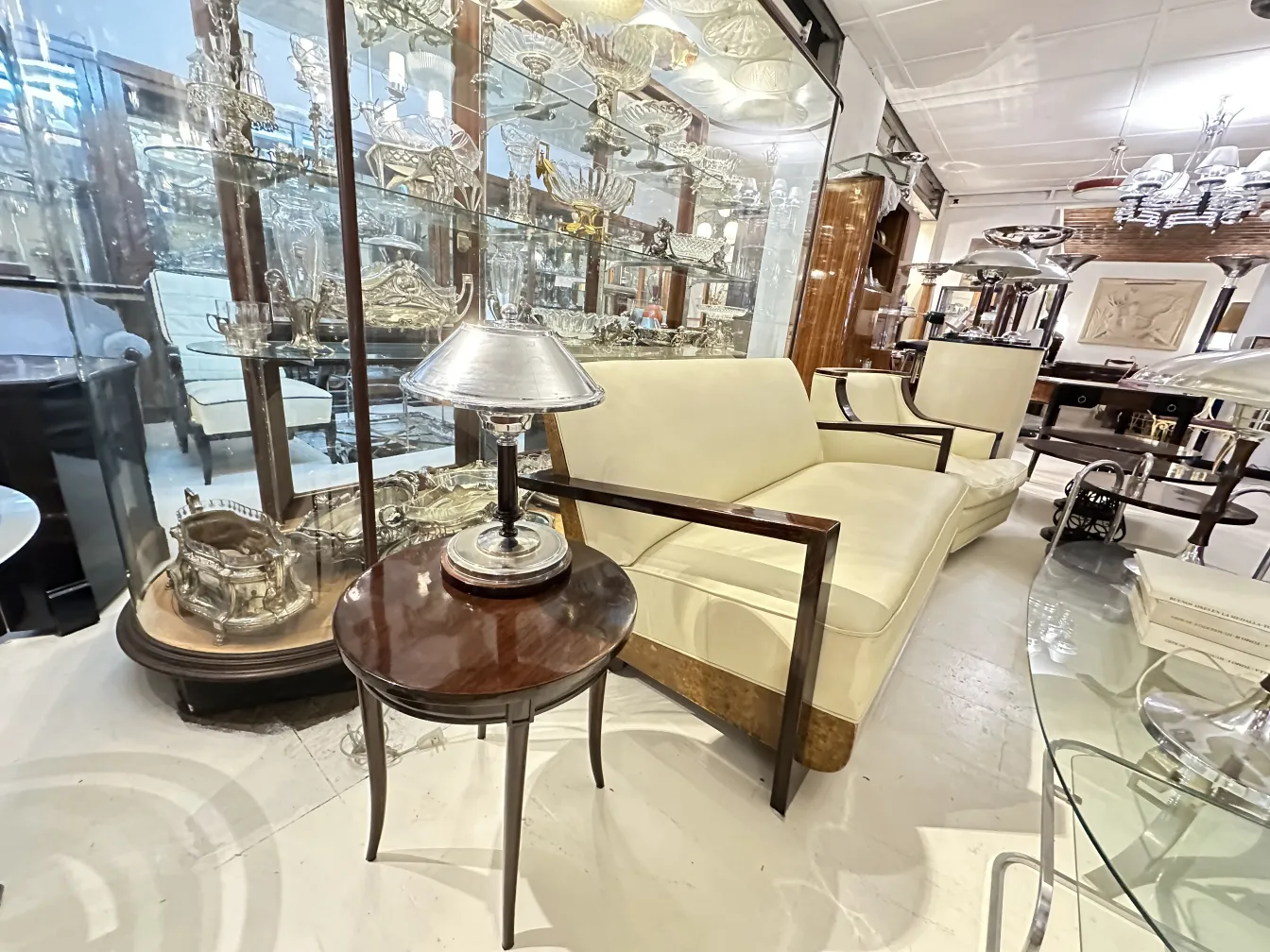 Mesita antigua decorativa en un ambiente elegante con lámpara