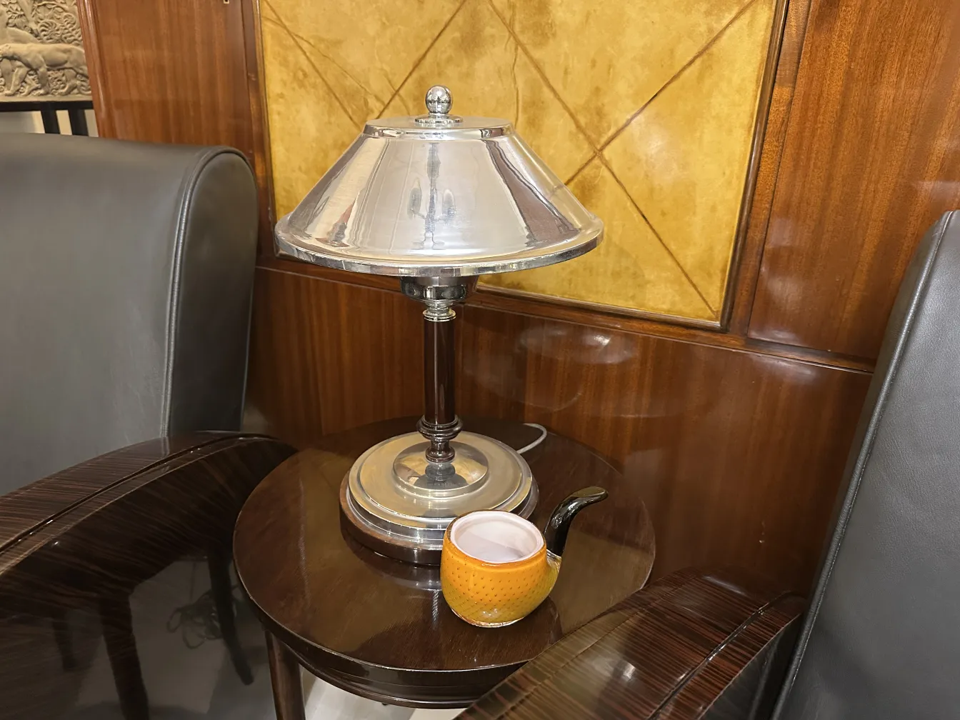 Alter kleiner Tisch mit Lampe in eleganter Umgebung