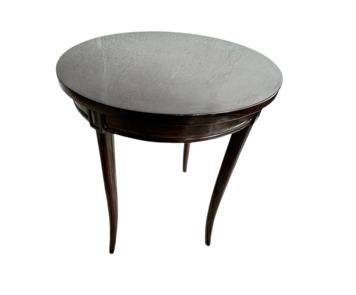 Petite table ronde ancienne avec des pieds élégants et surface lisse