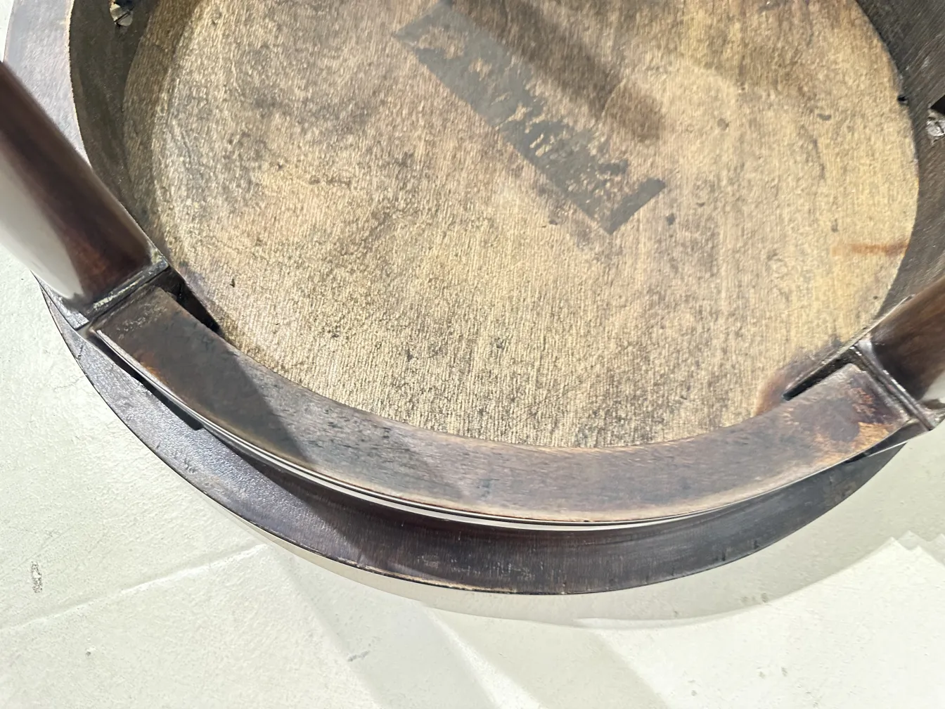 पुरानी सजावटी छोटी मेज का ऊपरी दृश्य जिसमें किनारों पर विवरण हैं