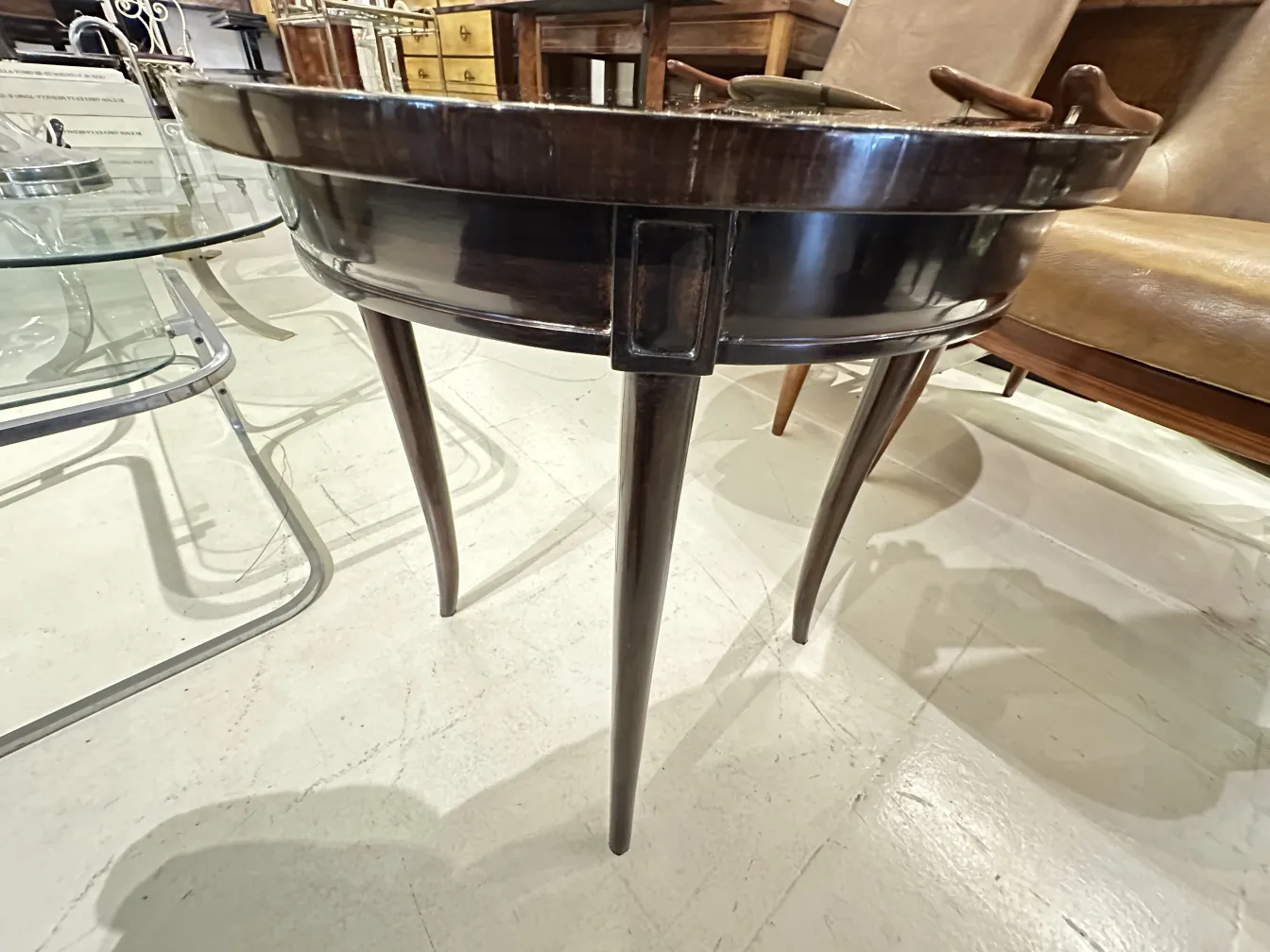 Tavolino antico con gambe sottili in un ambiente elegante