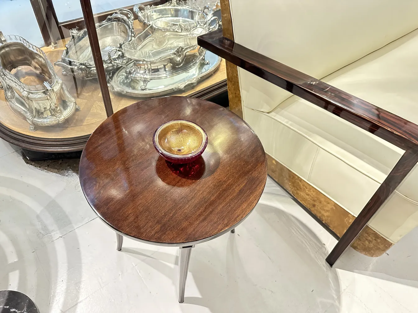 petite table ancienne avec un bol rouge dessus