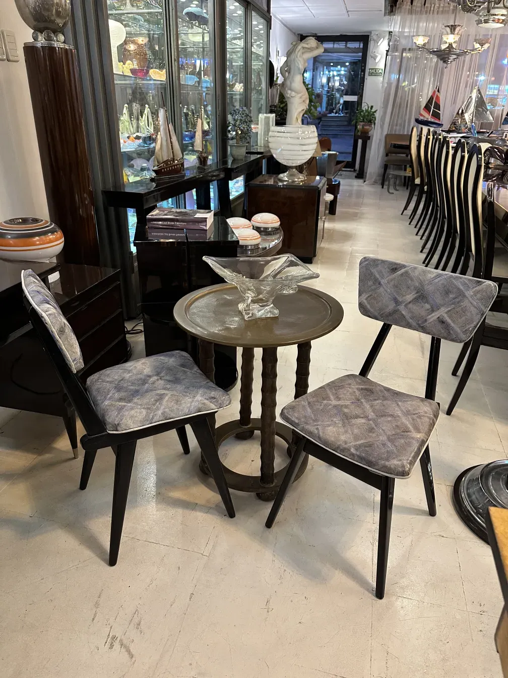 tavolino antico rotondo con sedie in un ambiente elegante