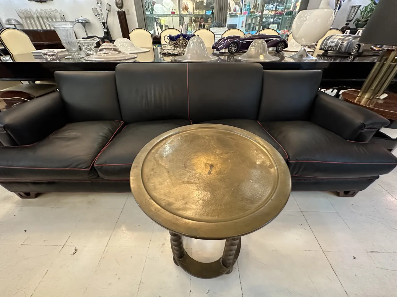 Antiker kleiner Tisch in einer eleganten Umgebung mit Sofa