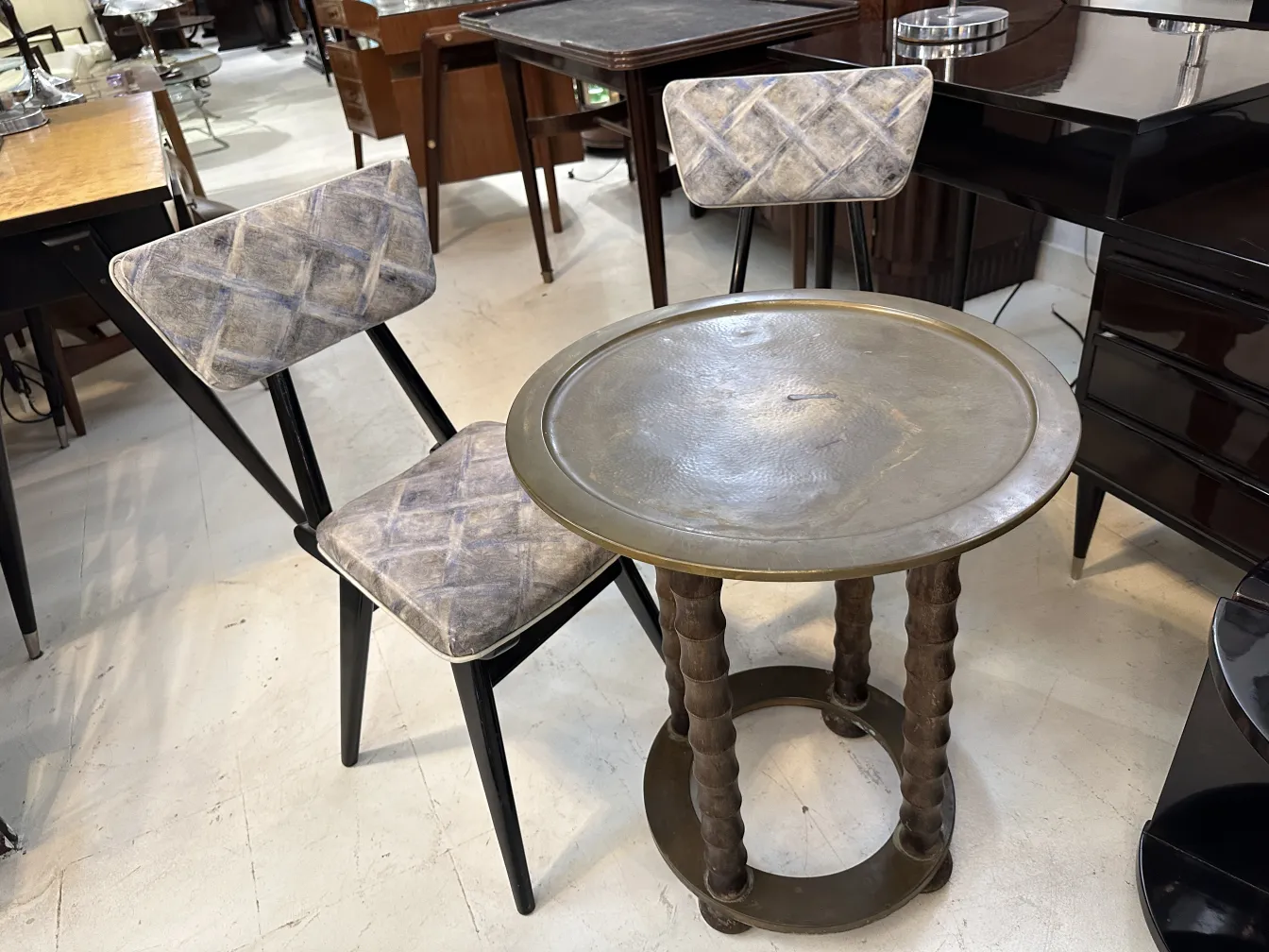 tavolino antico con gambe decorative e superficie rotonda