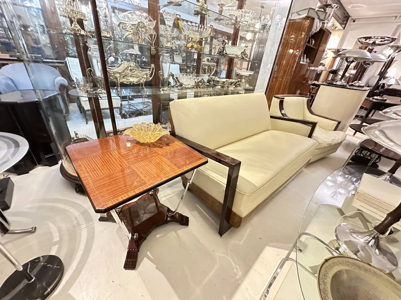 petite table ancienne avec décoration subtile à côté d'un canapé