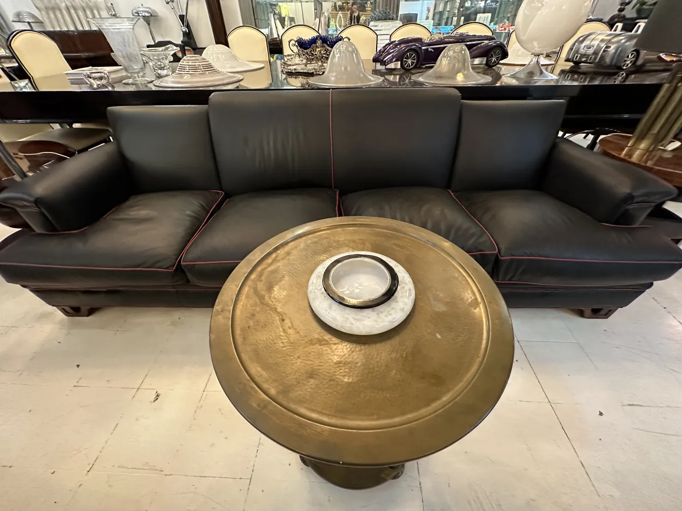 petite table ancienne avec des décorations dans un environnement confortable