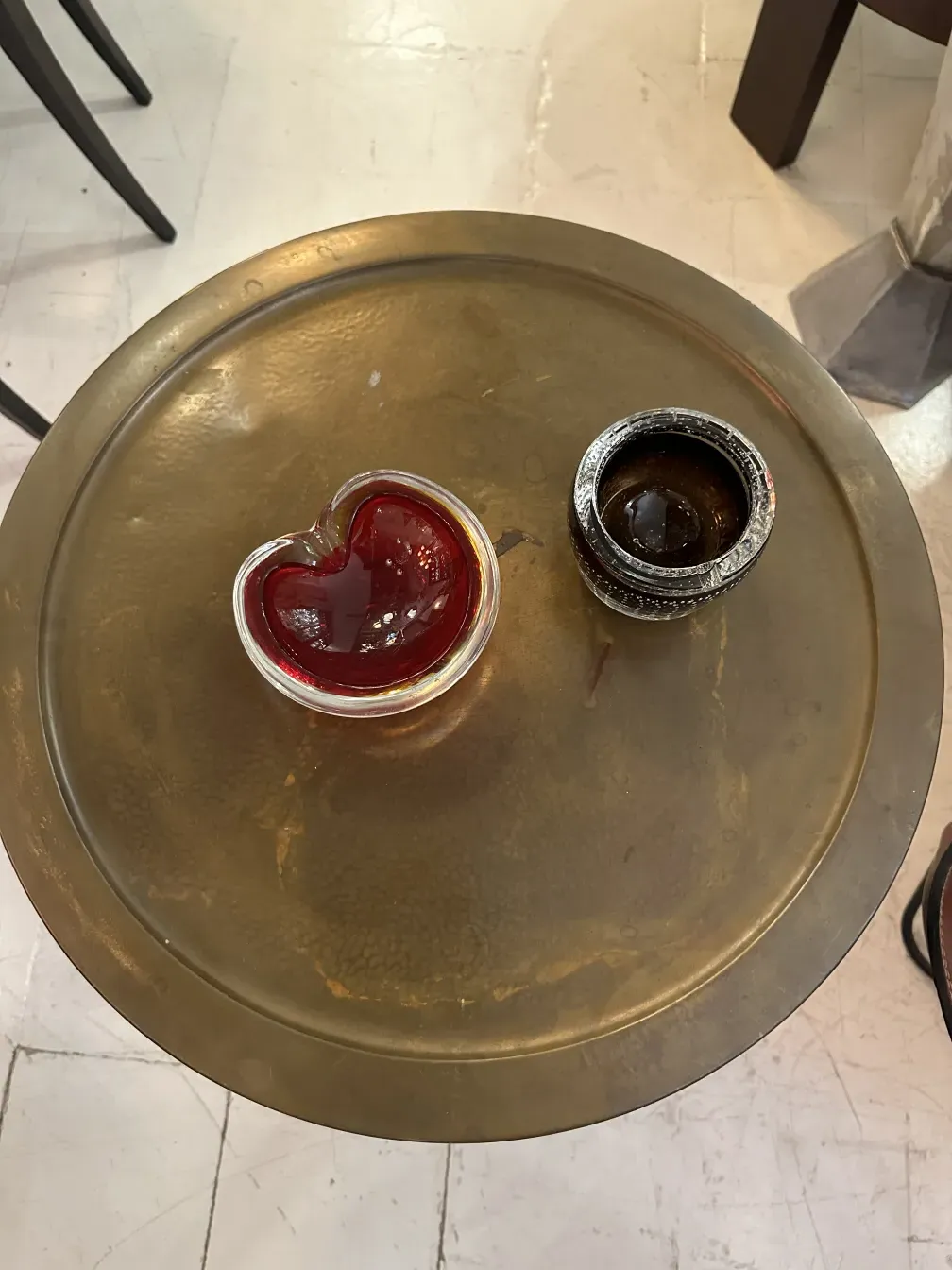 антикварный круглый столик с декоративными предметами сверху, нейтральный фон