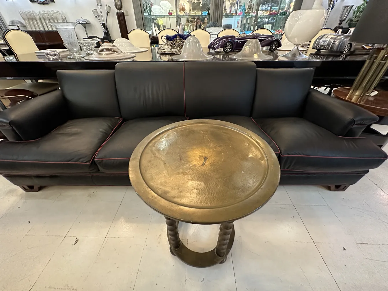 petite table ancienne de style classique, forme ronde, ambiance chaleureuse