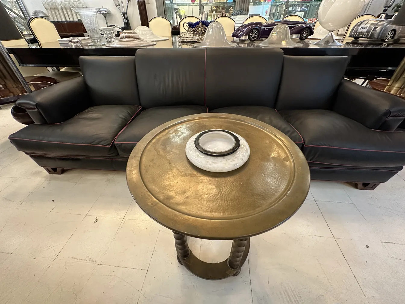 antiker runder kleiner Tisch mit elegantem Dekor