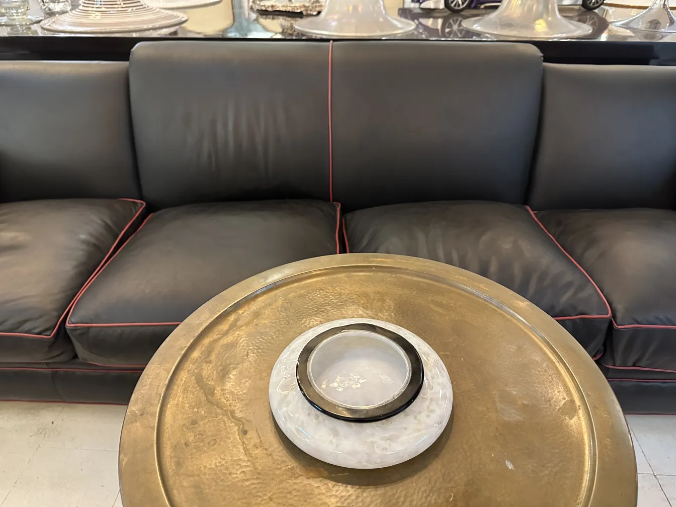 mesita antigua con detalles elegantes y ambiente acogedor