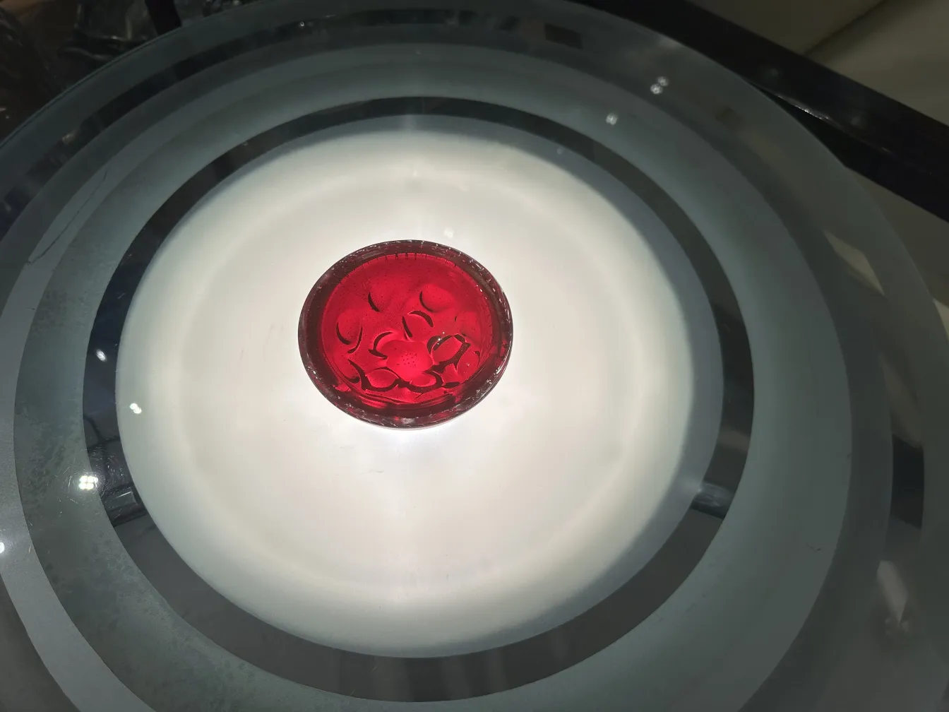 tavolino antico con forma rotonda e dettaglio al centro