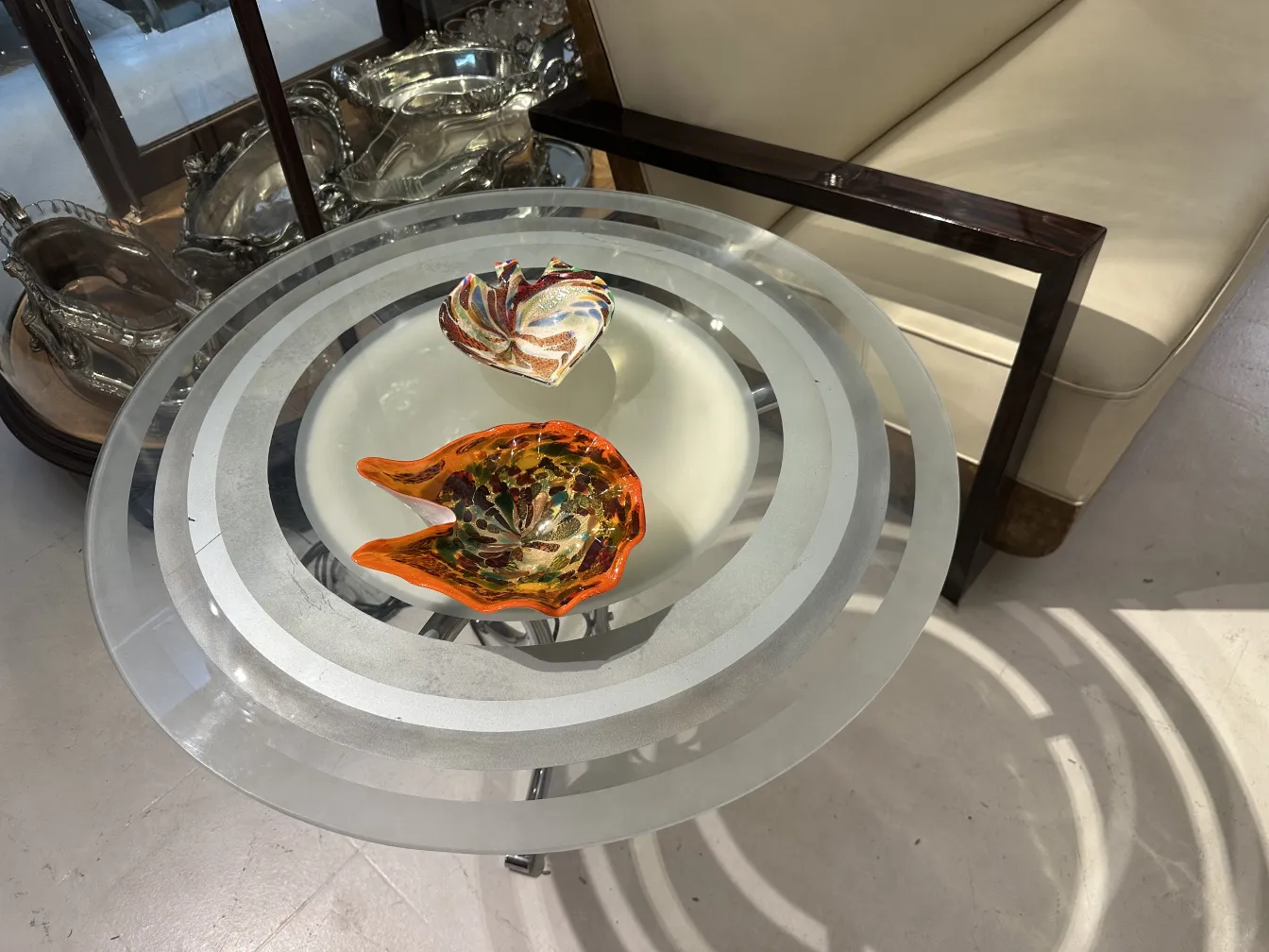 古典装饰小桌子，带有丰富的细节