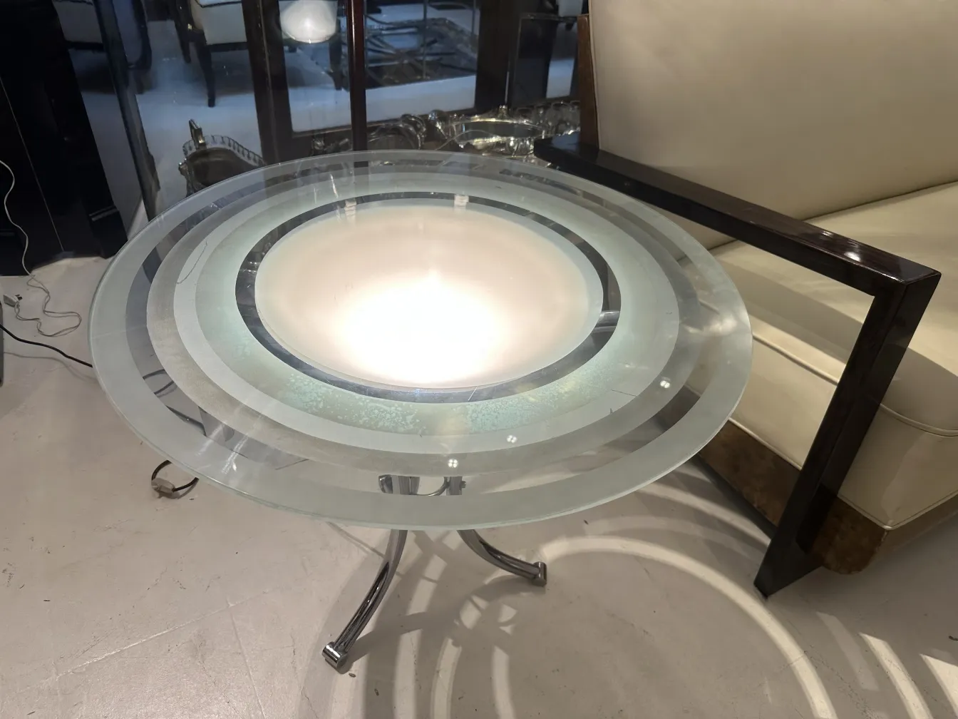 petite table ancienne avec base en métal et verre, style élégant